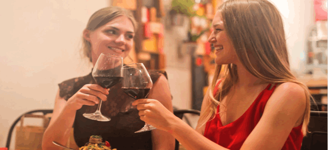 dos mujeres probando los vinos muñana