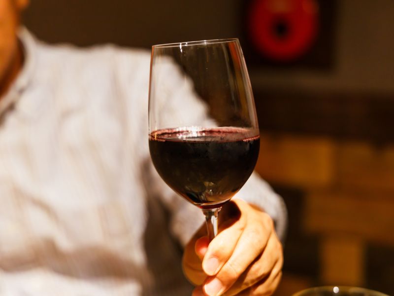 copa de vino con polifenoles beneficiosos para la salud